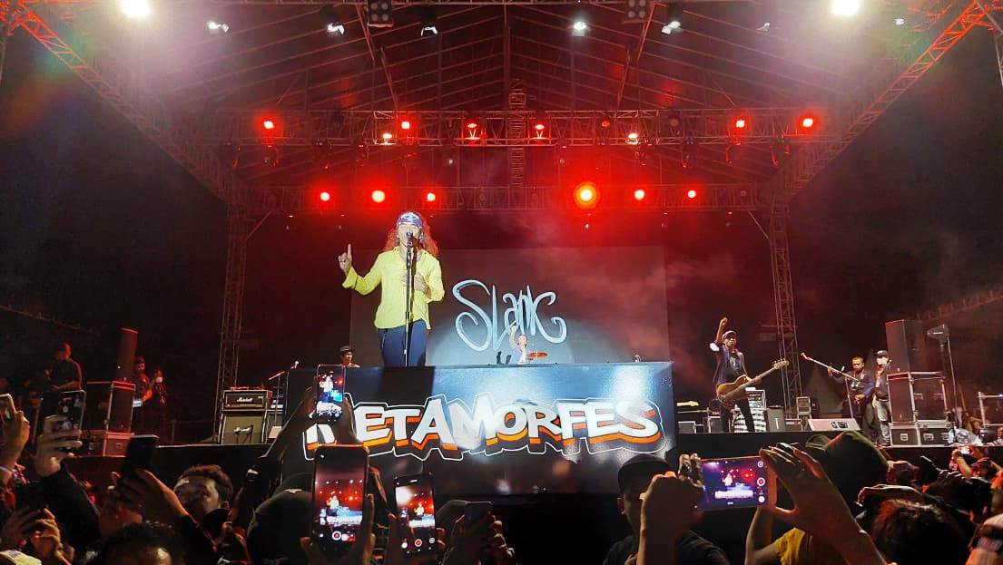 KONSER SLANK: Suasana konser Slank di eks Bandara Selaparang Kota Mataram, Sabtu (10/9). (PT AP I BIZAM for Lombok Post)