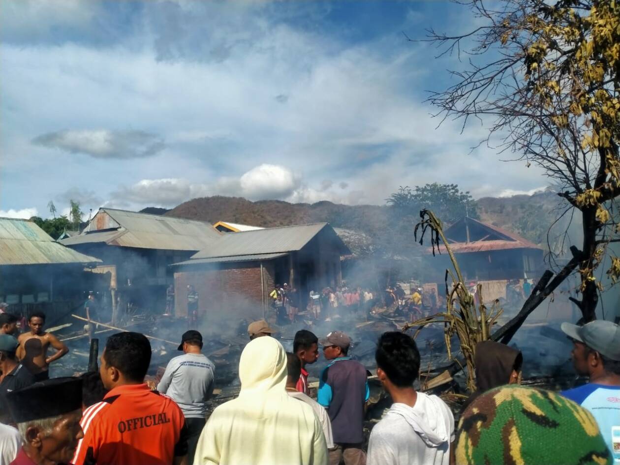 RATA DENGAN TANAH: Rumah warga di Desa Monta Baru, Kecamatan Lambu, Kabupaten Bima, terbakar Jumat (23/9). (Foto: Firman/Lombok Post)