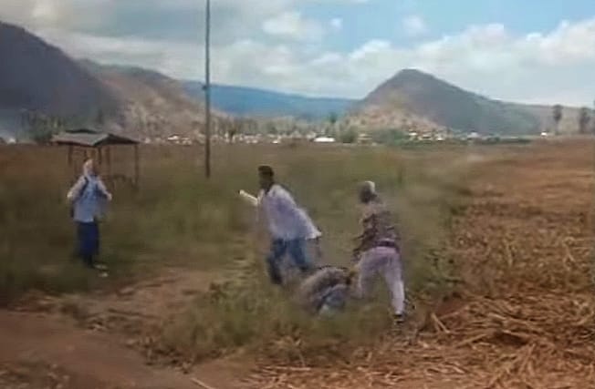 PENGEROYOKAN: Potongan video kasus pengeroyokan siswa SMAN 2 Lambu, Kabupaten Bima, oleh dua orang adik kelas yang sempat viral di media sosial. (Foto: Istimewa)