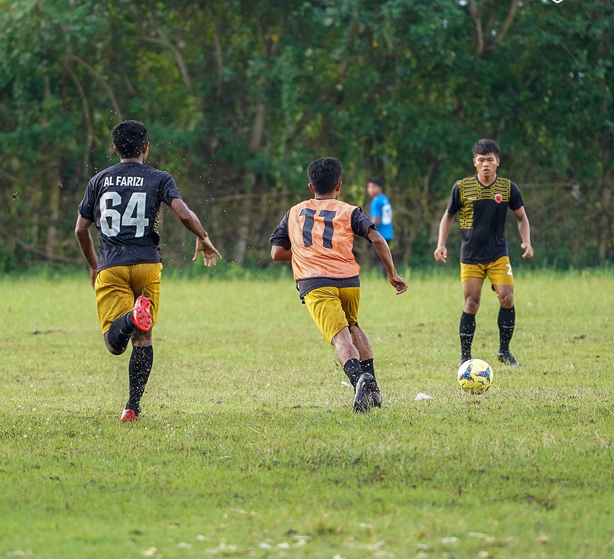 PELUANG LOLOS: Pemain Lombok FC menjalani latihan, beberapa waktu lalu. Lombok FC menjadi klub yang berpeluang besar lolos ke babak delapan besar dari Grup A.(IVAN/LOMBOK POST)