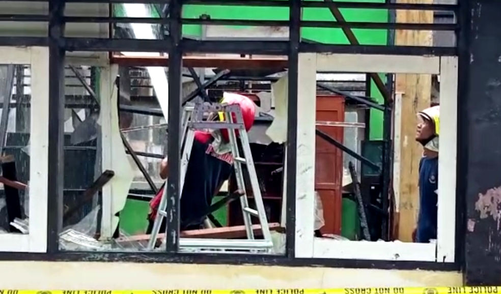 MEMADAMKAN API: Petugas Damkar BPBD Loteng saat memadamkan api di SMPN 1 Praya Barat di Desa Penujak, Praya Barat, Kamis (8/9).