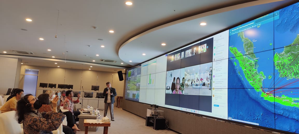 Mentan Syahrul Yasin Limpo bersama tim World Bank dan pejabat eselon satu Kementan melakukan komunikasi dengan penyuluh pertanian di seluruh Indonesia di Agriculture War Room Kementan, Selasa (20/9). (Foto: Istimewa)