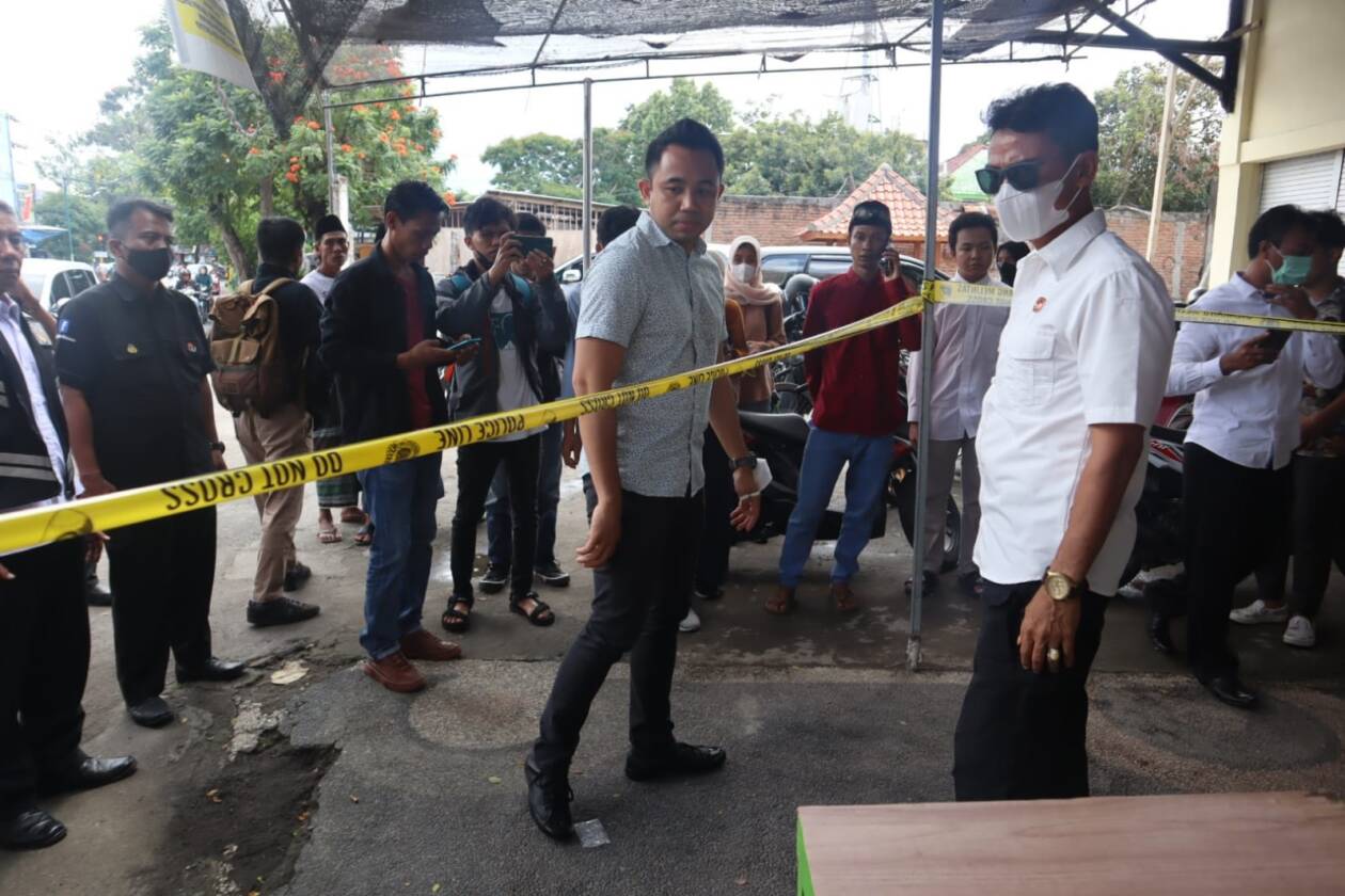 CARI GAMBARAN KASUS: Kasatreskrim Polresta Mataram Kompol Kadek Adi Budi Astawa (kiri) melakukan olah TKP di lokasi pembunuhan, Jalan Nuraksa, Pagesangan Timur, Mataram, Rabu (7/9). (Foto: Dok/Lombok Post)