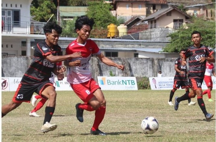LOLOS: Panser FC (hitam) saat menghadapi Bomber FC, beberapa waktu lalu.(ASPROV PSSI NTB FOR LOMBOK POST)