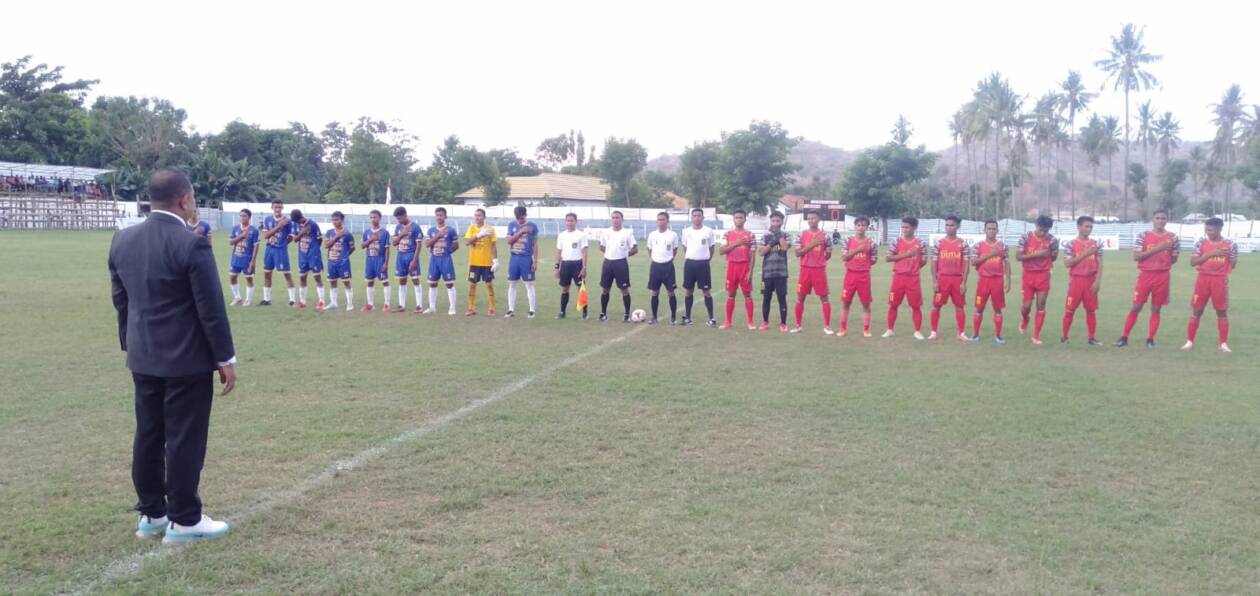 KUNCI DELAPAN BESAR: Persebi (merah) sebelum menghadapi Galaxy FC, kemarin (7/9). Persebi memastikan satu tempat di babak delapan besar Liga 3 Bank NTB Syariah setelah mengalahkan Galaxy FC.(ASPROV PSSI NTB FOR LOMBOK POST)