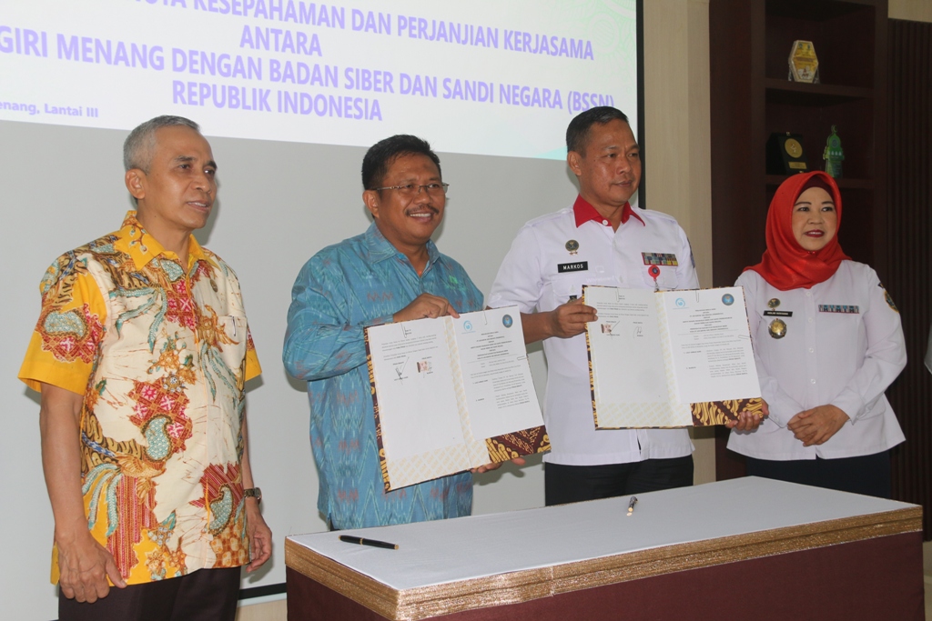 JALIN KERJA SAMA: Direktur PT AMGM HL Ahmad Zaini (dua dari kiri) didampingi Ketua DPRD Kota Mataram H Didi Sumardi (kiri) usai menandatangani kerja sama dengan Badan Siber dan Sandi Negara (BSSN) di Kantor Jalan Pendidikan Mataram, kemarin (15/9).( TONI/