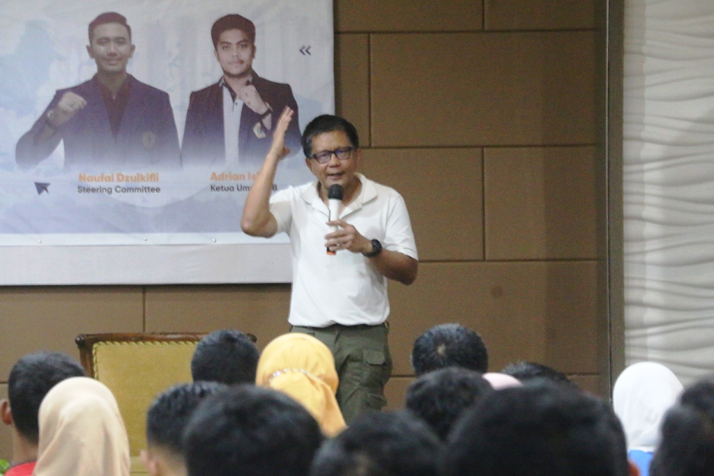 PAPARKAN PIKIRAN: Rocky Gerung saat memberikan kuliah umum di Hotel Lombok Garden Mataram, Jumat (16/9) pekan lalu. (Foto: Toni/Lombok Post)