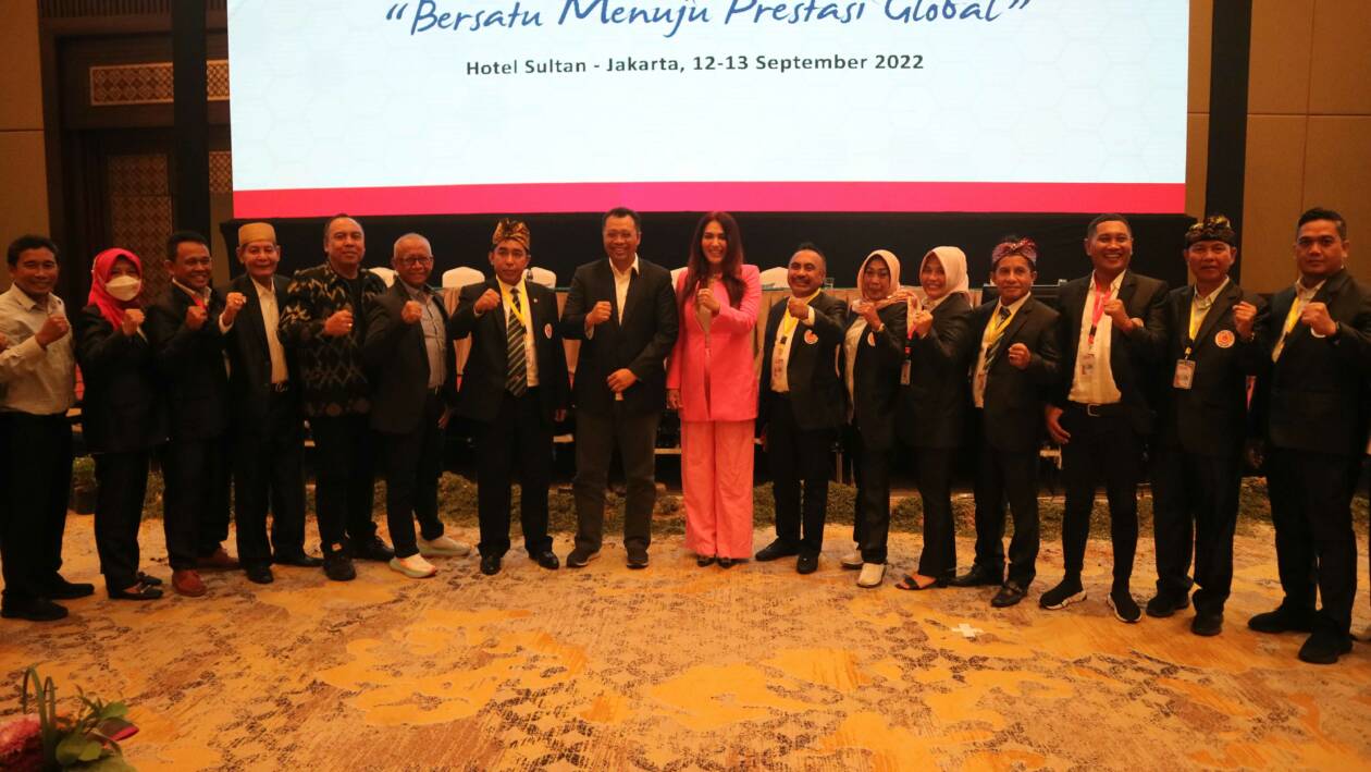 SUMRINGAH: Gubernur NTB Zulkieflimansyah bersama Ketua KONI NTB Mori Hanafi dan jajarannya serta Anggota DPR RI Sari Yuliati usai penetapan NTB dan NTB sebagai tuan rumah PON XXII/2028, kemarin (13/9).(PUJO/LOMBOK POST)