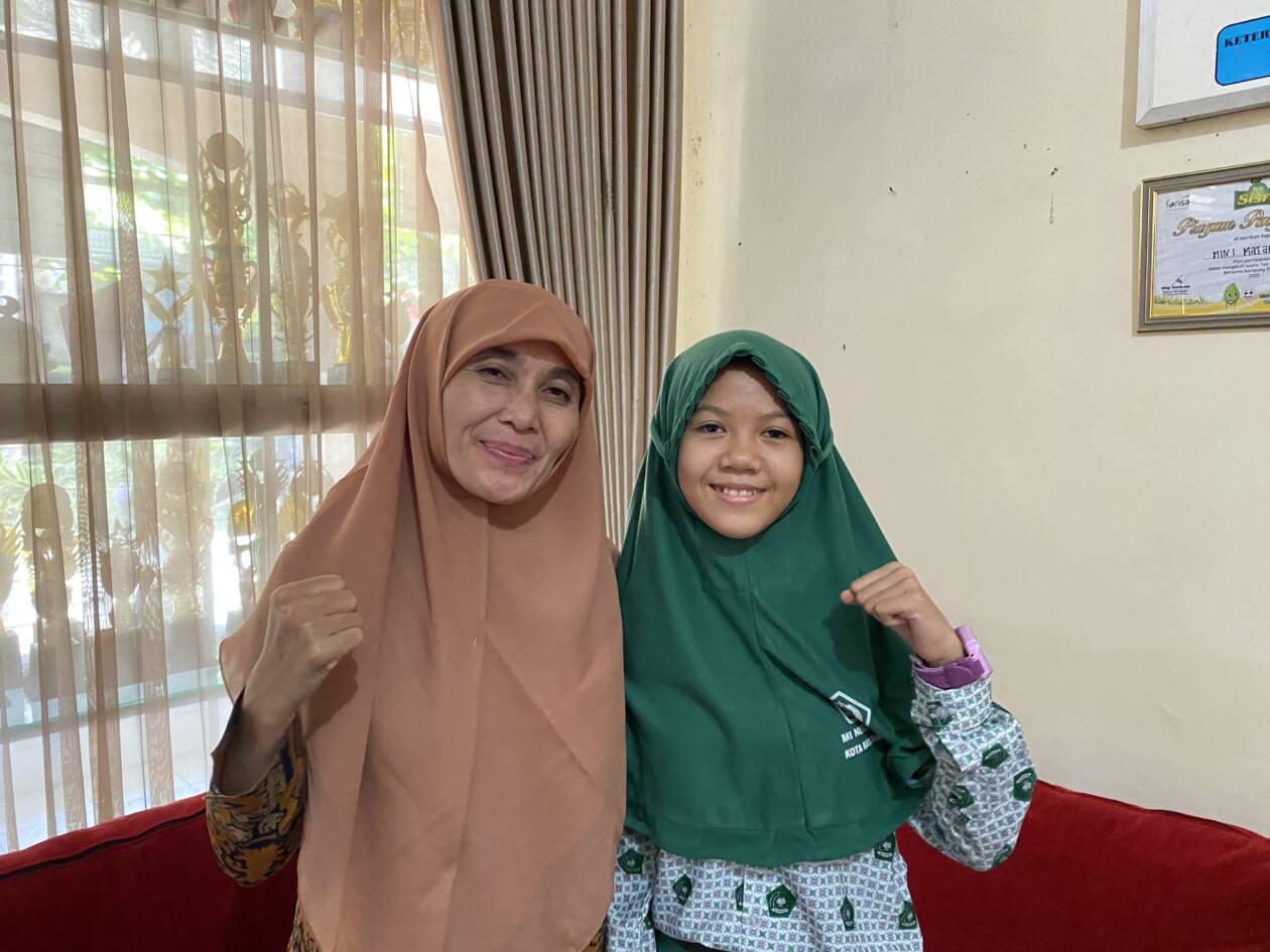 SEMANGAT BERJUANG: Kepala MIN 1 Mataram Henny Marlina (kiri) bersama Hanifah Najmi Zhafira (kanan) yang menjadi perwakilan NTB di ajang KSM nasional, Rabu (28/9).