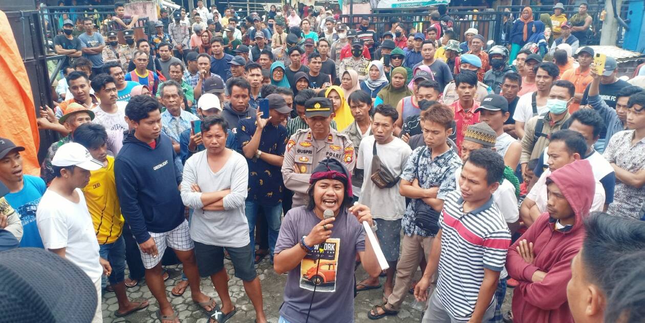 SEMPAT MEMANAS: Ratusan warga Desa Beraim, Kecamatan Praya Tengah, Loteng saat menggedor kantor desanya, Kamis (15/9). (Dedi/Lombok Post)