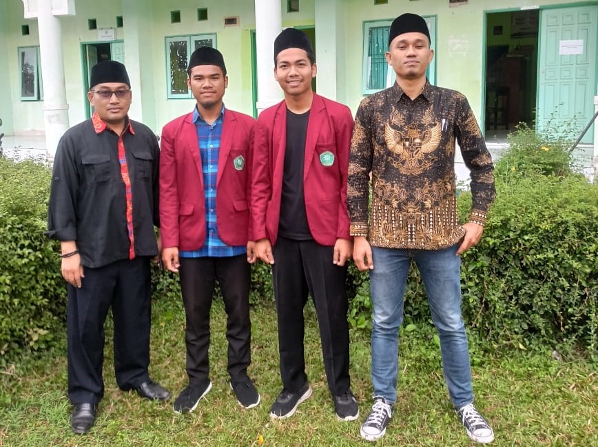 BERPRESTASI: Dua mahasiswa STMIK Syaikh Zainuddin NW yang lolos program MBKM foto bersama, belum lama ini. (STMIK Syaikh Zainuddin NW untuk Lombok Post)