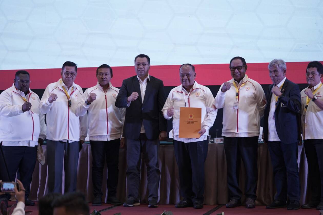 PENETAPAN: Gubernur NTB Zulkieflimansyah (empat dari kanan) bersama KONI Pusat saat penetapan NTB dan NTT menjadi tuan rumah PON XXII/2028, beberapa waktu lalu.(PUJO/LOMBOK POST)