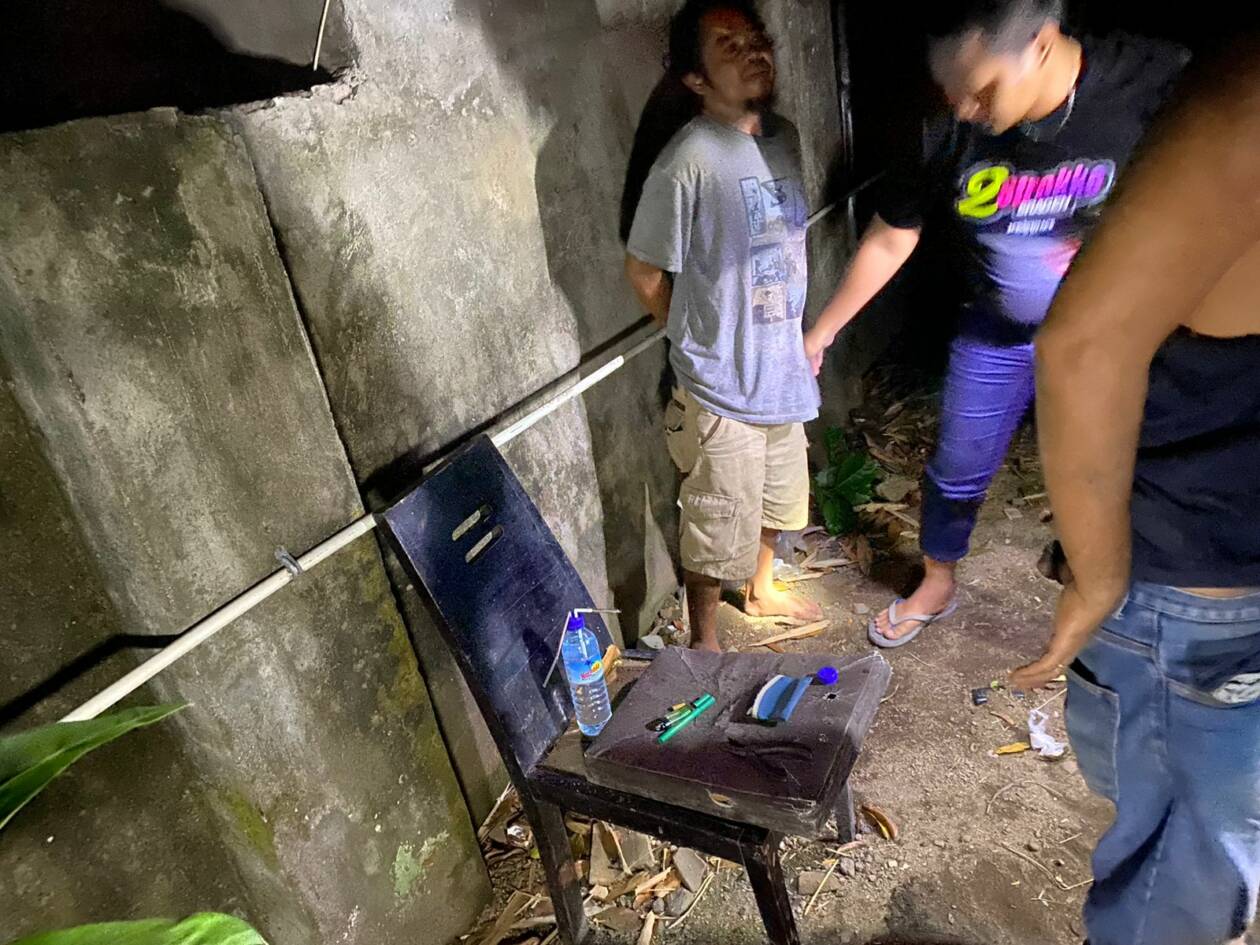 CARI BARANG BUKTI: Polisi menggeledah badan terduga pengedar sabu di area kuburan wilayah Karang Bagu, Mataram, Sabtu malam (24/9). (Foto: Harli/Lombok Post)