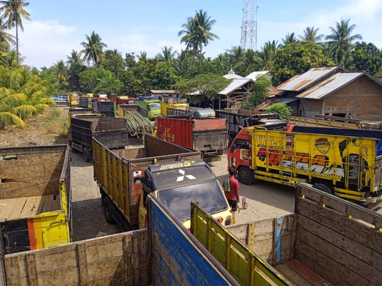 PROTES: Puluhan truk terparkir di sepanjang jalan depan Polres Lotara dalam aksi protes terkait pola penindakan saat razia, Senin (5/9). (Ferial/Lombok Post)