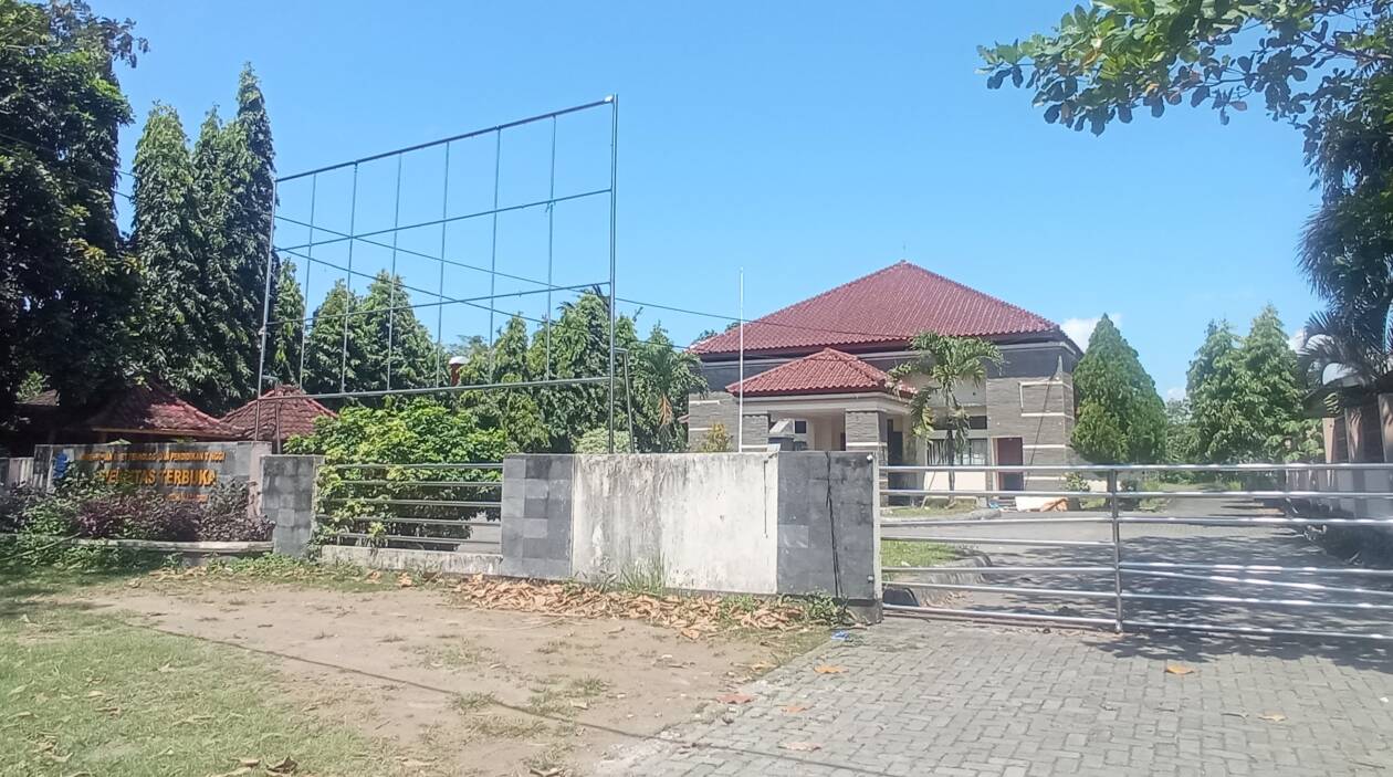 BAKAL DITEMPATI: Inilah lokasi Universitas Terbuka yang ada di Kelurahan Mandalika yang bakal ditempati jadi lokasi baru SDN Model Kota Mataram.( TONI/LOMBOK POST)