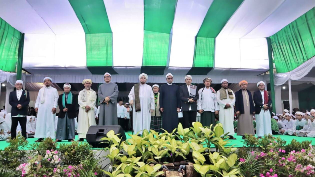 Ketua Umum Pengurus Besar NWDI TGB HM Zainul Majdi berfoto bersama para tuan guru dan tamu undangan puncak peringatan Hultah NWDI ke 87 di GOR Hamzanwadi lingkungan YPH PPD NWDI, Kelurahan Pancor, Kecamatan Selong, Lombok Timur.