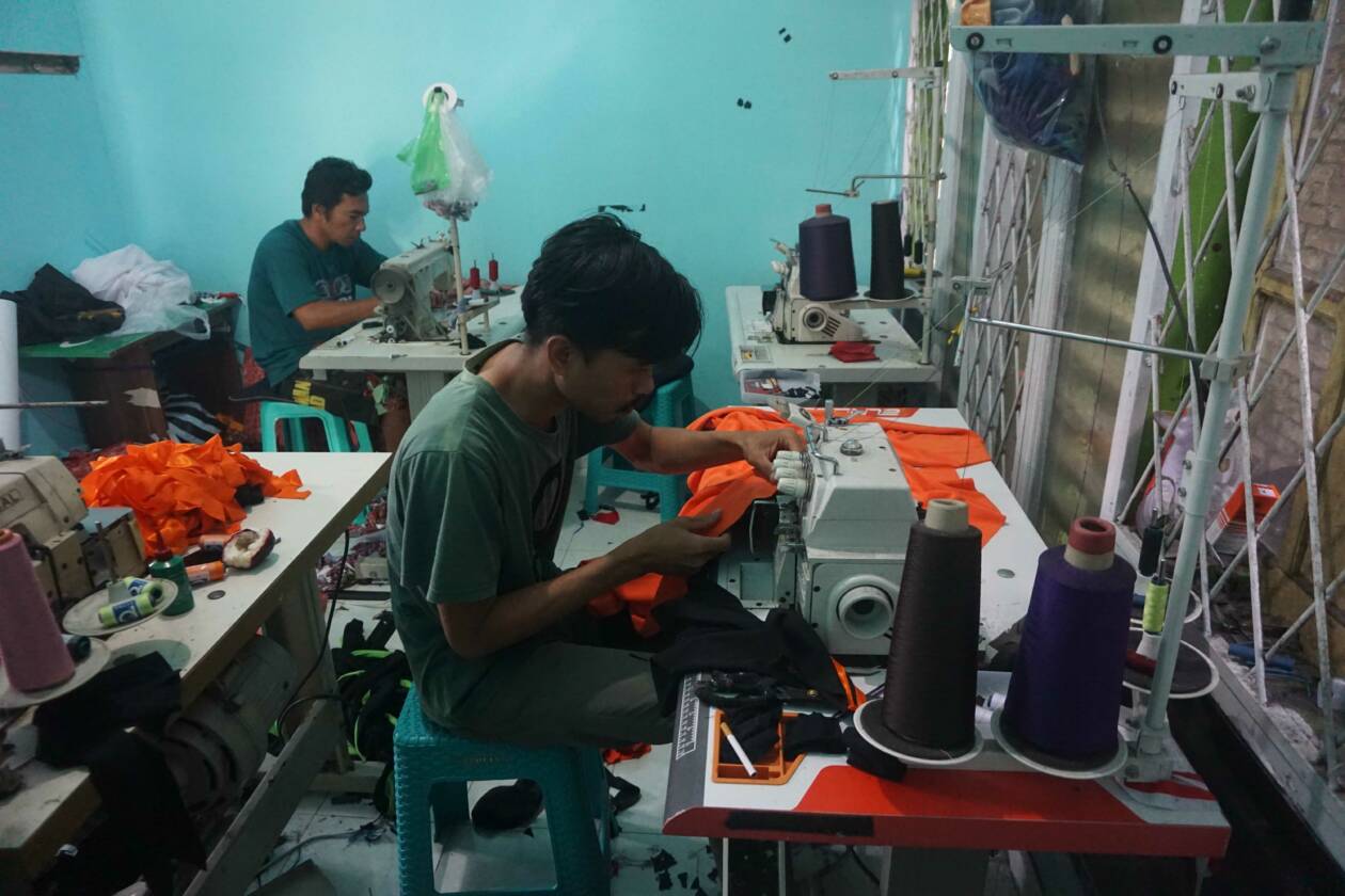 TERDAMPAK KENAIKAN BBM: Pelaku industri rumahan konveksi sedang mengerjakan pesanan pakaian pelanggan di Desa Selagik, Kecamatan Terara, Kamis (15/9).