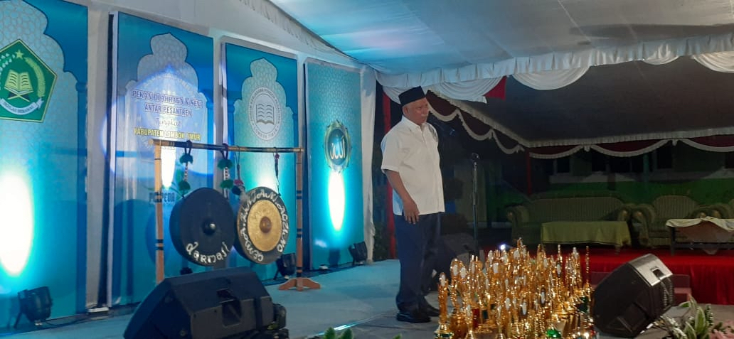 BUKA POSPEDA: Bupati Lotim HM Sukiman Azmy memberi sambutan saat pembukaan Pospeda di Yayasan Pondok Pesantren Baiturrahim, Desa Kabar, Kecamatan Sakra, Kamis (22/9) malam. (Panitia Pospeda for Lombok Post)