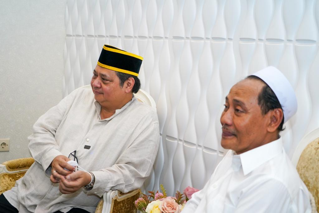 Ketua Umum Partai Golkar Airlangga Hartarto bersilaturahim ke Pesantren Zainul Hasan (PZH) Genggong, pada Rabu (14/9/2022). Kedatangan Airlangga diterima langsung KH Moh Hasan Mutawakkil Alallah dan keluarga pesantren lainnya. Diketahui, PZH memiliki seja