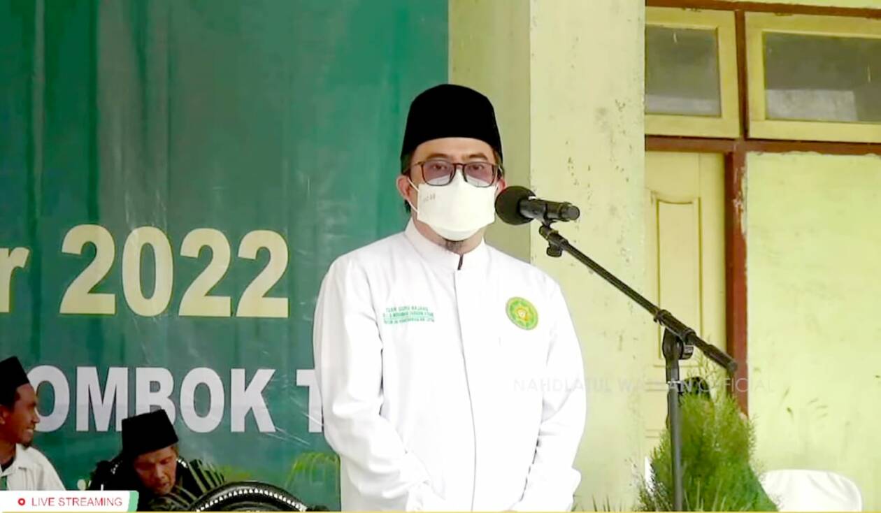 BERI SEMANGAT: Rektor IAIH NW Lotim TGKH LG Muhammad Zainuddin Atsani saat membuka Master 2022 di halaman kampus setempat, Sabtu (17/09). (IAIH NW Lotim untuk Lombok Post)
