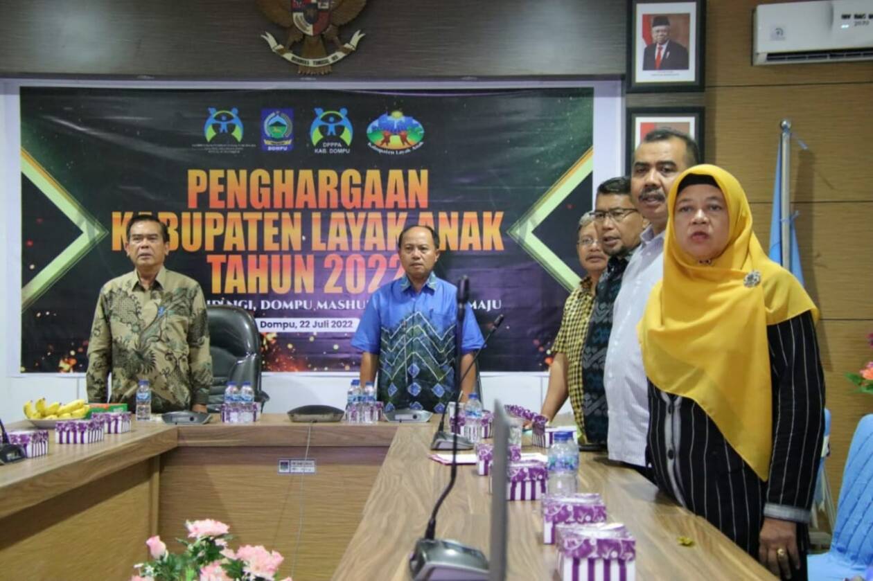 Wakil Bupati Dompu Syahrul Parsan (kiri) dan Kepala Dinas PPPA Dompu Daryati Kustilawati (kanan, depan) saat menerima penghargaan KLA Kategori Madya dari Kementerian PPPA secara virtual, Jumat (22/7).
