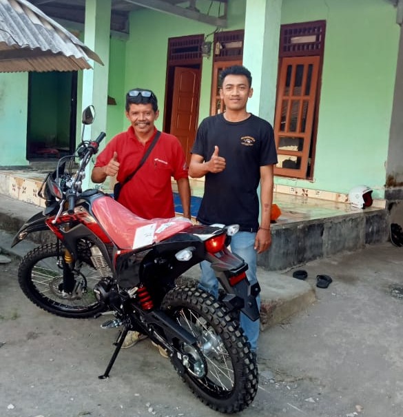 HONDA FOR LOMBOK POST MOTOR KEREN: Konsumen Honda bersama CRF150 miliknya, saat melakukan single touring. (Honda for Lombok Post)
