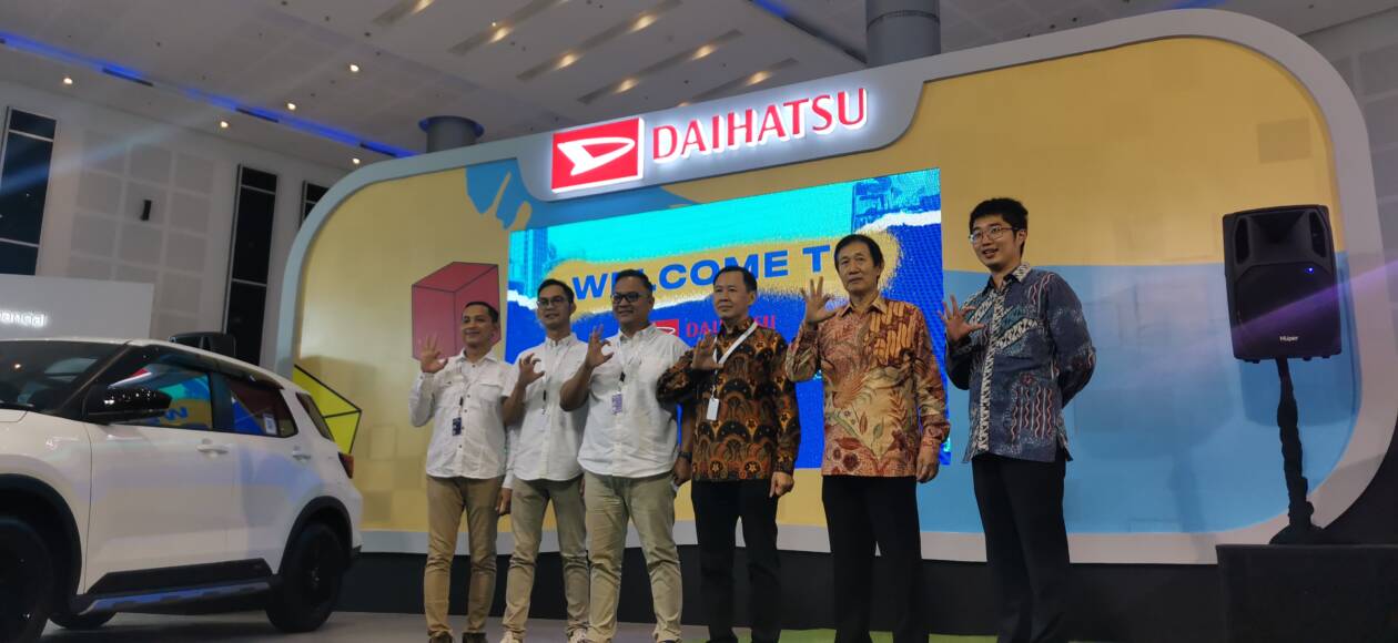 Manajemen Daihatsu berfoto bersama saat pembukaan Booth Daihatsu di GIIAS 2022 Surabaya pada 14 September 2022.