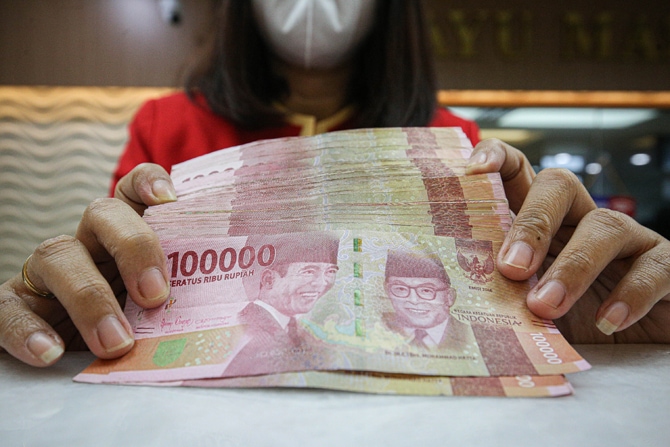 Ilustrasi uang rupiah.(Foto: MIFTAHULHAYAT/JAWA POS)