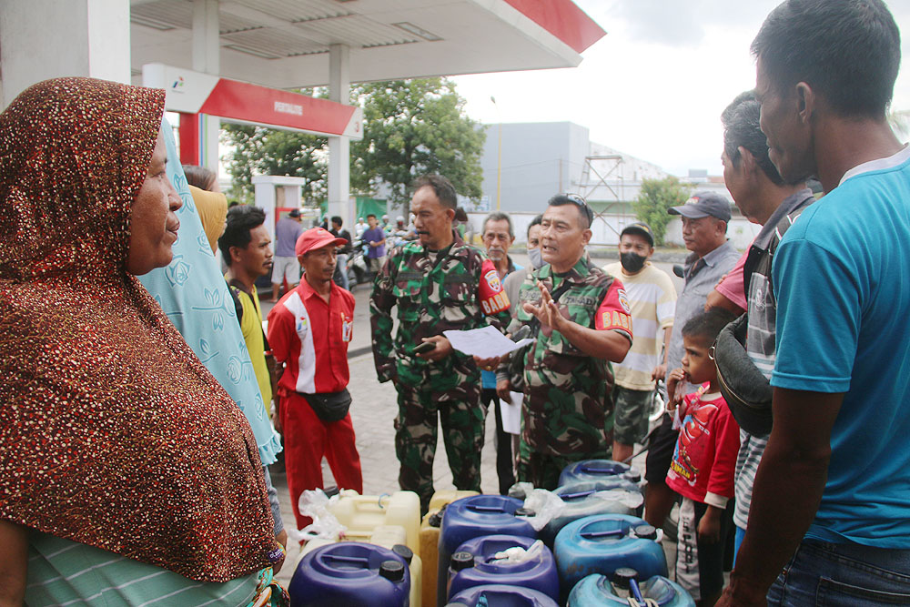 BERI PENJELASAN: Para pedagang BBM eceran mendapatkan arahan dari petugas SPBU dan aparat TNI yang memonitor penjualan BBM di SPBU Bertais, kemarin (5/9).( TONI/LOMBOK POST)