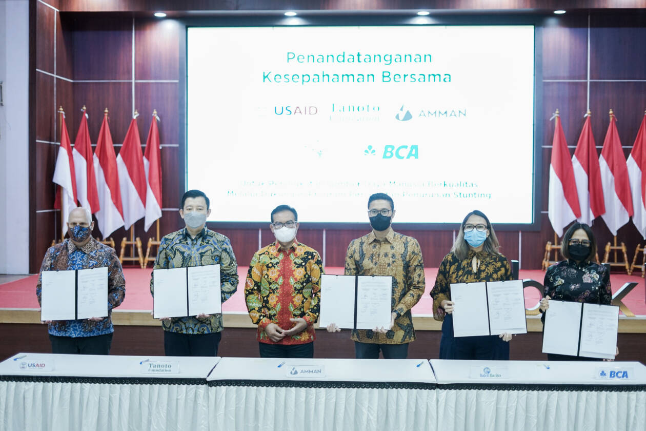Kepala BKKBN Dr. (H.C). dr. Hasto Wardoyo, Sp. OG. (K) (ketiga dari kiri), Mission Director USAID beserta perwakilan empat pihak swasta berphoto bersama usai acara penandatanganan kesepahaman pada hari Jumat (23/9).