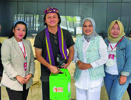 OLEH-OLEH SATE REMBIGA: Rizky Febian (dua dari kiri) menerima paket oleh-oleh berisi sate Rembiga dari anggota LWC yang membawakannya ke Hotel Prime Park tempatnya menginap. (Foto: Toni/Lombok Post)