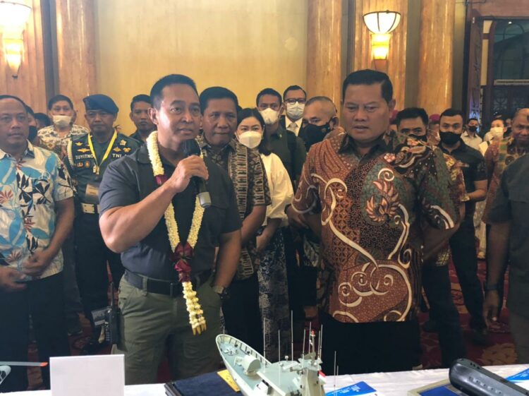 Panglima TNI Jenderal Andika Perkasa dan Kepala Staf Angkatan Laut (KSAL) Laksamana TNI Yudo Margono hadir dalam Naval Expo 2022 yang diselenggarakan di Balai Samudra, Jakarta Utara mulai Minggu (11/9). (Foto: Syahrul Yunizar/ Jawa Pos )