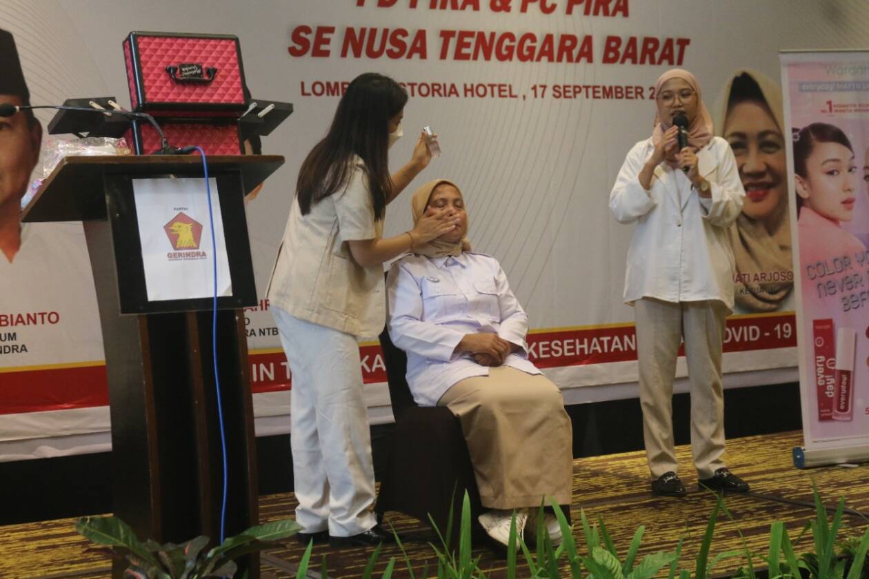 TAMPIL CANTIK: Wardah Cosmetics Lombok menggelar beauty class bagi kader wanita Partai Gerindra yang tergabung dalam Perempuan Indonesia Raya (PIRA) di Hotel Lombok Astoria, Sabtu (17/9).
