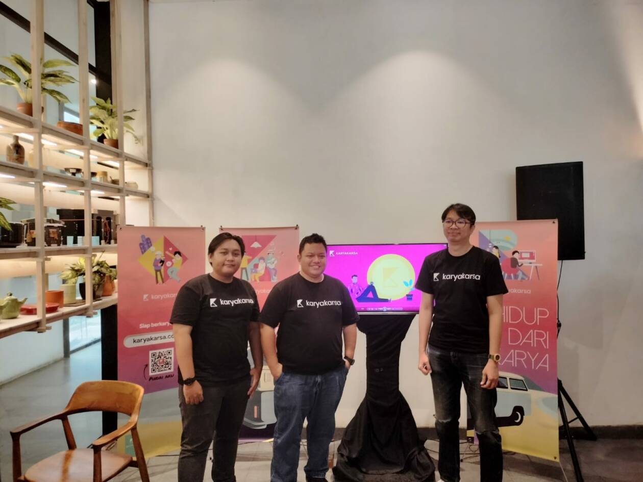 Dari kiri ke kanan: Wikal Pratama, Product Manager KaryaKarsa, Ario Tamat, Chief Executive Officer KaryaKarsa, dan Pribadi Prananta (Pipu), Head of Growth KaryaKarsa