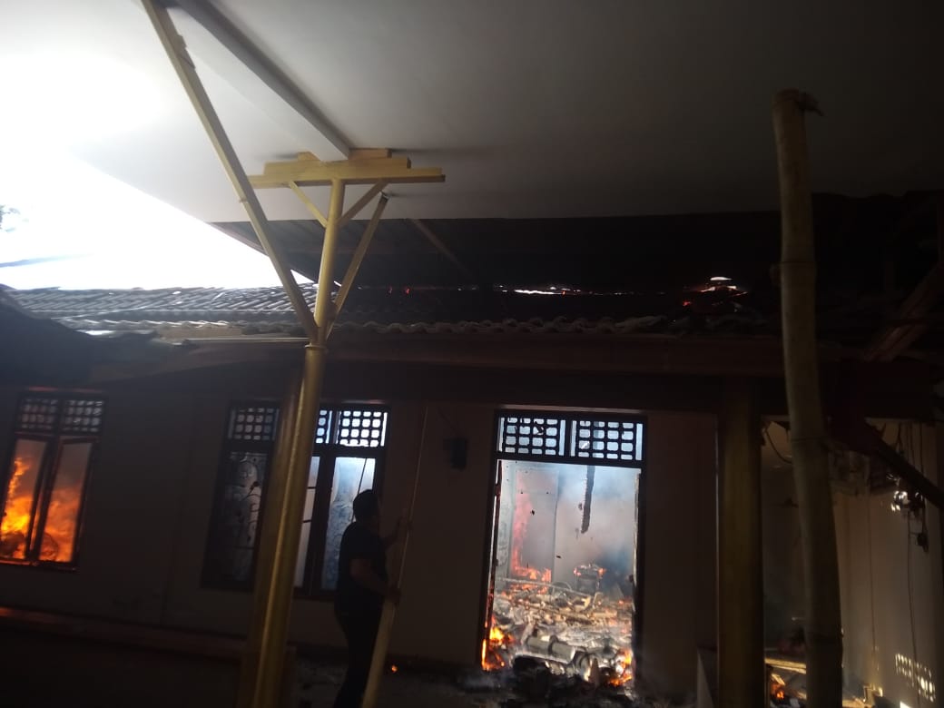 TERBAKAR: Rumah Wabup Lobar Hj Sumiatun di Desa Sekotong Tengah terbakar, Rabu (21/9). (Foto: Istimewa)