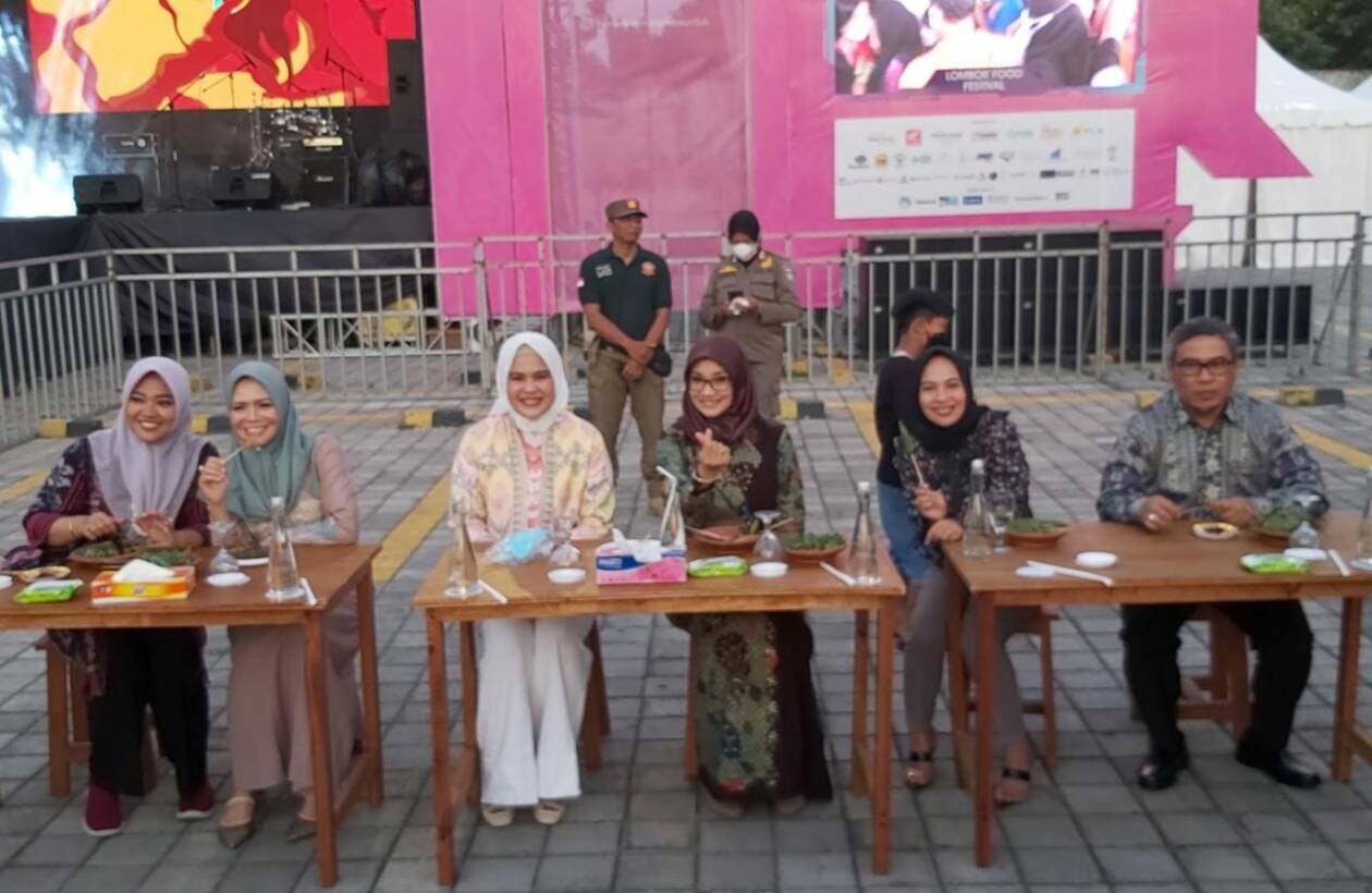 NIKMATI SATE: Founder LWC Indah Purwanti (tiga diri kiri) bersama tamu undangan menyicipi sajian sate di Pembukaan LFF, Sabtu (24/9). (Nurul/Lombok Post)