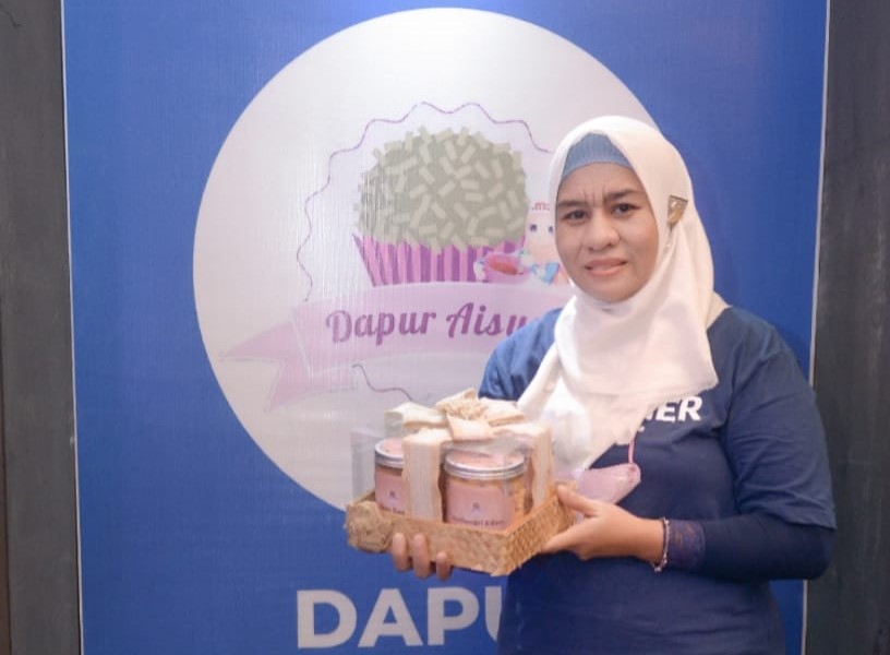 KULINER TERANYAR: Muznah Albaar, owner Dapur Aisyah Mataram menunjukkan kue kering gula aren dan ayam taliwang pada program Inkubasi Kuliner Kemenparekraf, belum lama ini.