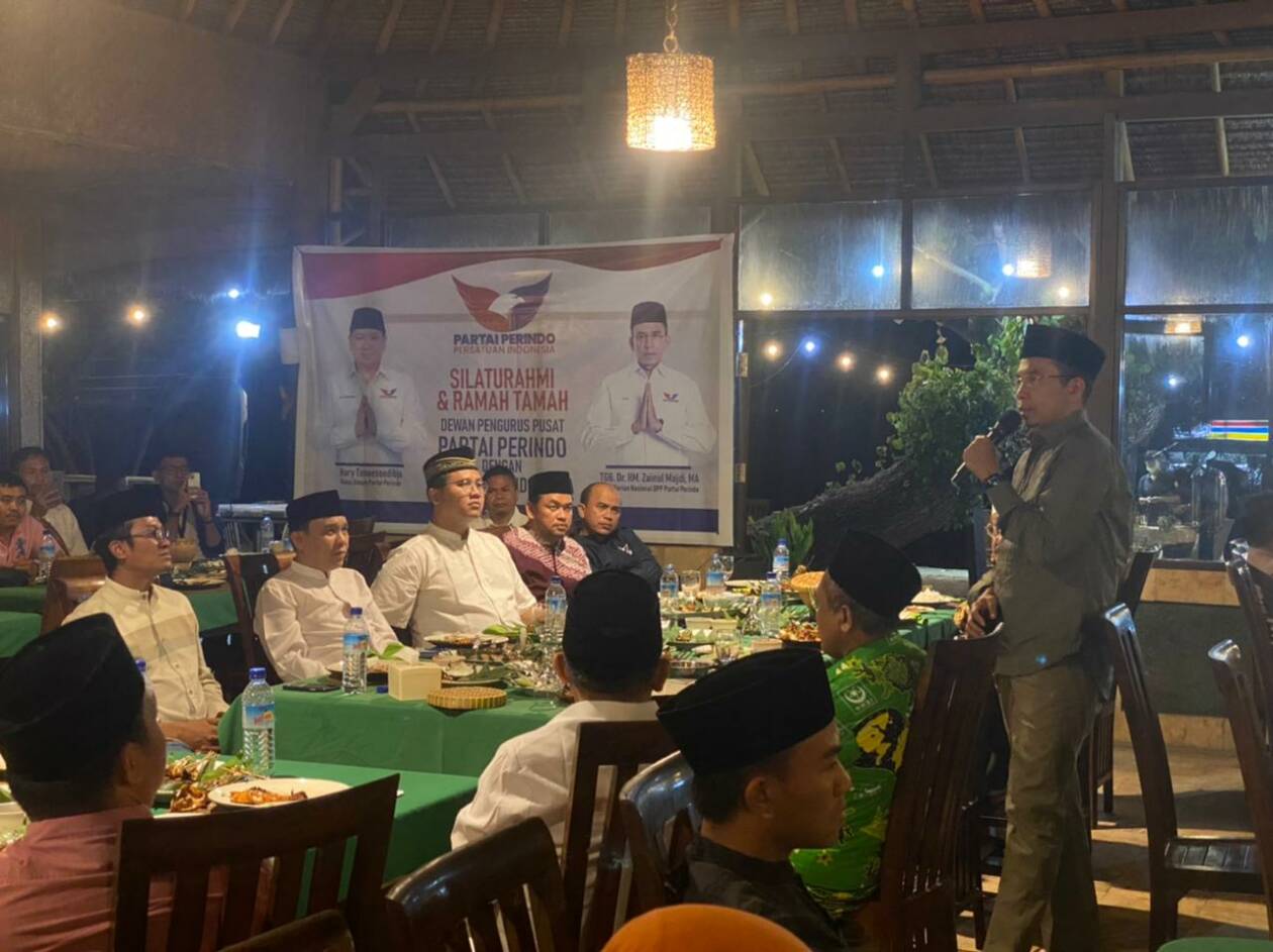 RAMAH TAMAH: Ketua Harian Nasional DPP Partai Perindo TGB HM Zainul Majdi bertemu dengan Pengurus Wilayah Nahdlatul Wathan Diniyah Islamiah (NWDI) seluruh Indonesia, Minggu malam (18/9). (TIM TGB FOR LOMBOK POST )