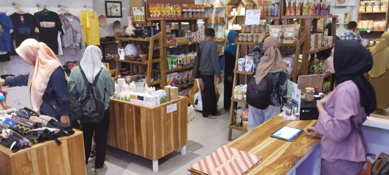 USIA KERJA: Seorang karyawan sedang melihat para konsumen yang tengah berbelanja produk lokal khas NTB, beberapa waktu lalu. (Dewi/Lombok Post)