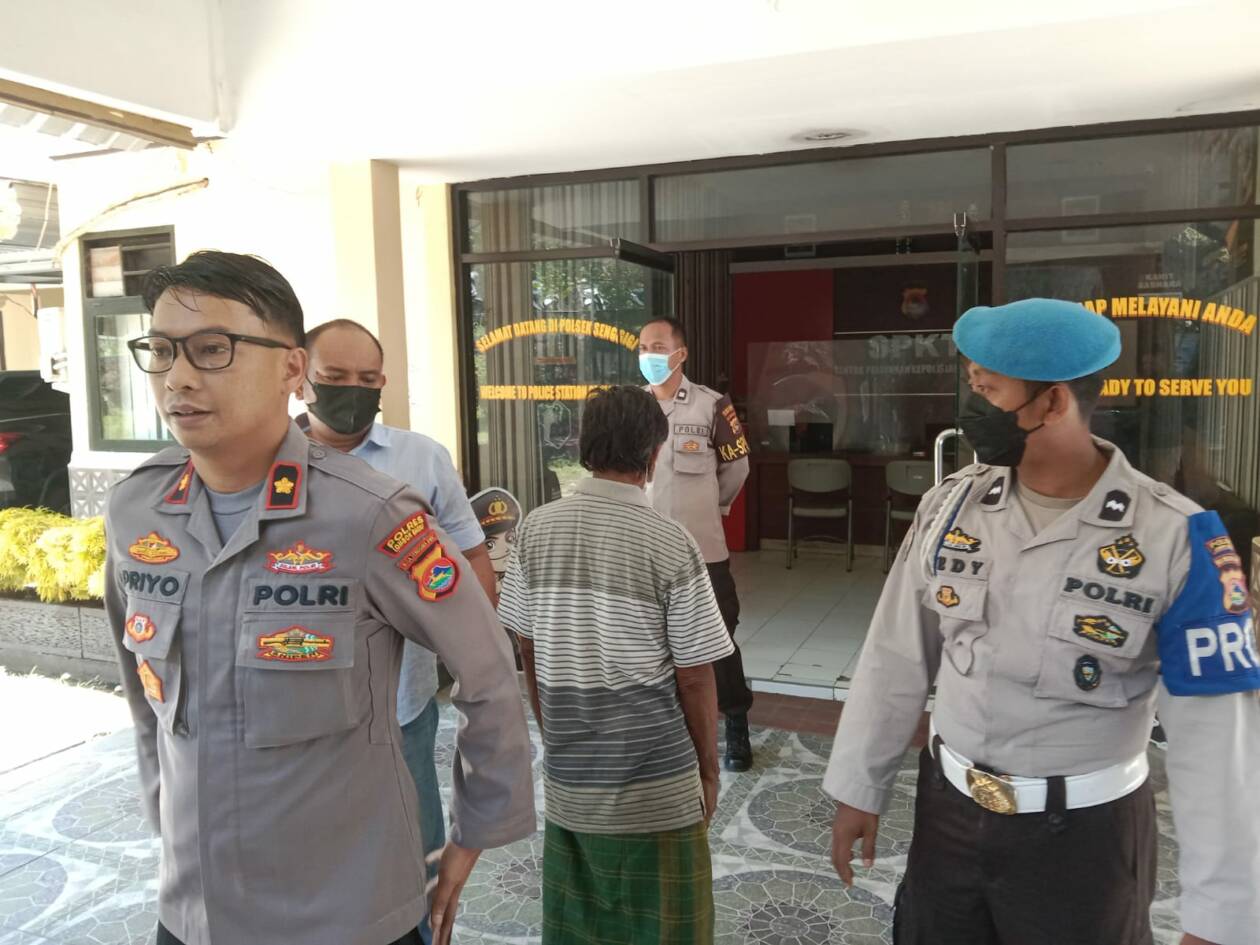 DIAMANKAN: Kapolsek Batulayar Kompol Priyo Suhartono mengamankan kakek berinisial S di mapolsek setempat, Selasa (27/9). (Foto: Dewi/Lombok Post)