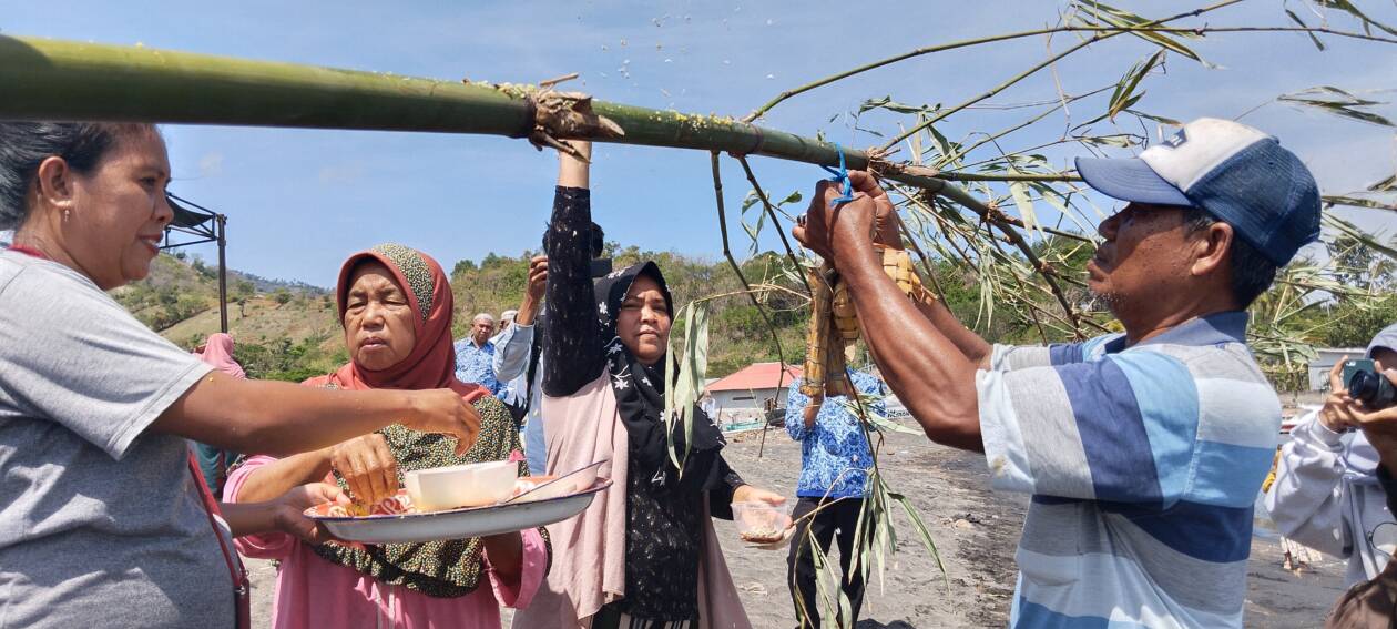 KEARIFAN LOKAL: Sejumlah warga Dusun Teluk Kombal menggelar tradisi ritual menyelamatkan pantai di pesisir pantai Teluk Kombal, Desa Pemenang Barat, Kecamatan Pemenang, KLU, Rabu (21/9/200). Tradisi ini dipercaya sebagai penolak bala dan ungkapan rasa syu