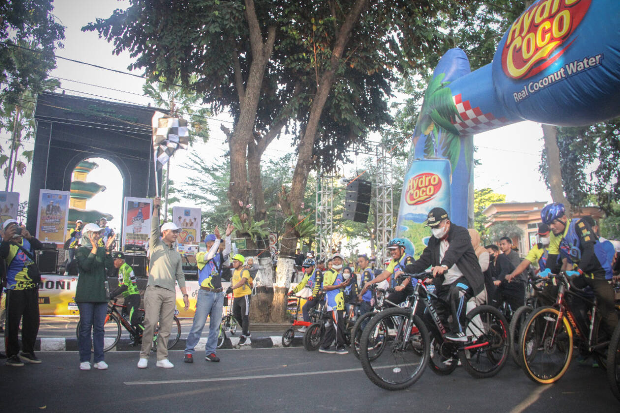 Walikota Mataram H. Mohan Roliskana saat melepas peserta Gowes Harmoni