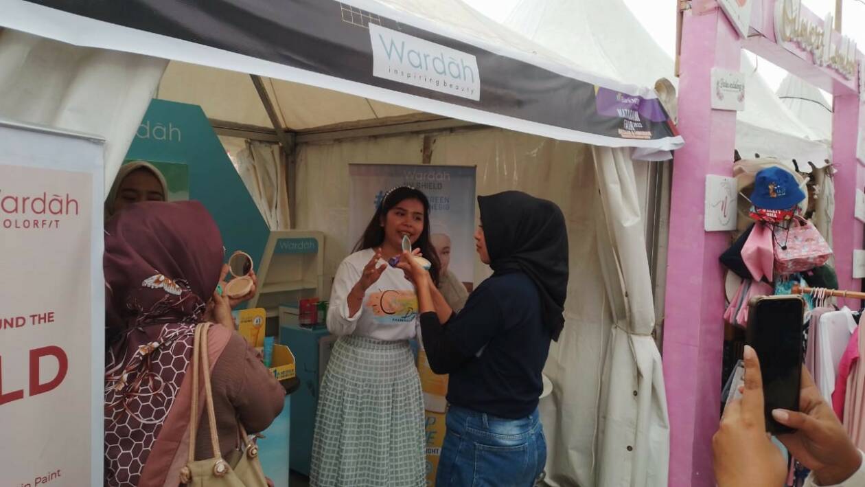 PROMOSI PRODUK: Tim Wardah menjelaskan keunggulan produk kepada customer yang bekunjung ke Mataram Fair di Epicentrum, Senin (19/9).