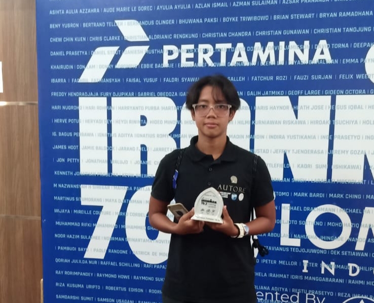 Atlet triathlon putri NTB Qoriah Julildanur menjadi juara kedua kategori usia 18-25 tahun Ironman 70.3 Lombok, Sabtu (8/10). (Foto: Pujo/Lombok Post)