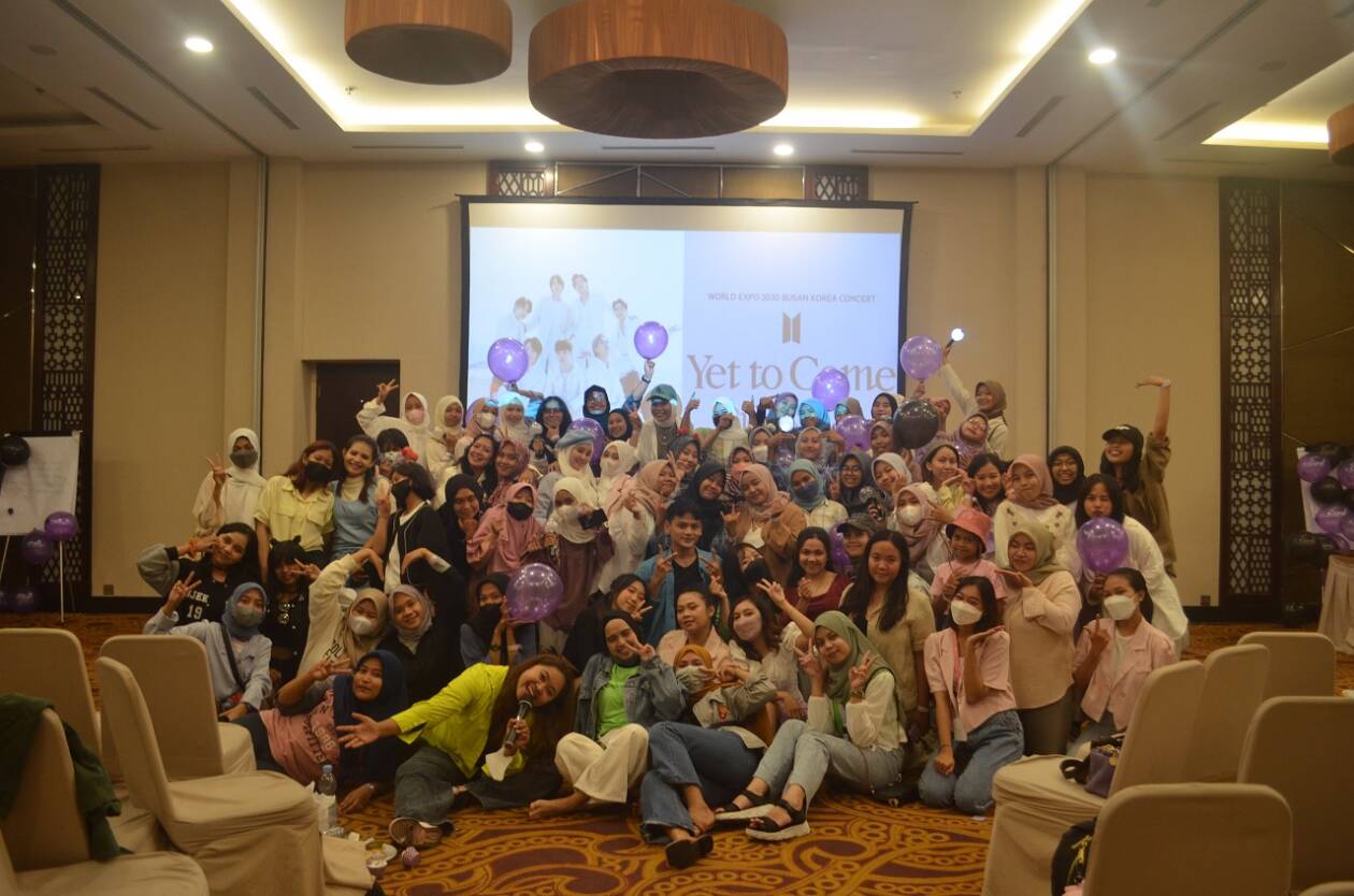 SERU: Fans BTS atau Army Family berfoto bersama usai nonton bareng Konser BTS Yet to Come in Busan yang didukung Emina Cosmetics Lombok, Sabtu (15/10) di Hotel Santika Mataram. (Emina Cosmetics Lombok for Lombok Post)