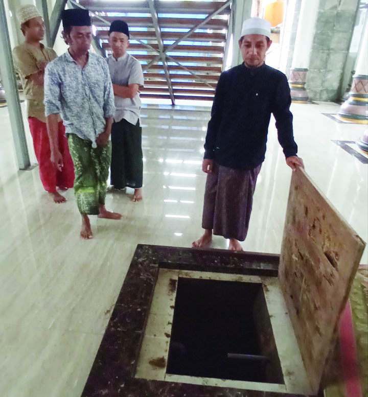 AROMA WANGI: Masjid Al-Musthofa yang ada di Lingkungan Pesinggahan, Kelurahan Pagesangan Barat, Kecamatan Sekarbela, mendadak menjadi perbincangan karena air sumurnya mengeluarkan aroma harum. (Foto: Toni/Lombok Post)