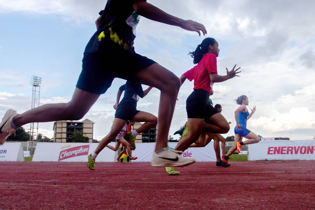 CABOR UNGGULAN NTB: Sejumlah peserta kejuaraan atletik pelajar saat bertanding di GOR 17 Desember, beberapa waktu lalu. Cabor atletik bakal menjadi salah satu cabor yang dipertandingkan di Mataram pada PON XXII/2028.(IVAN/LOMBOK POST)