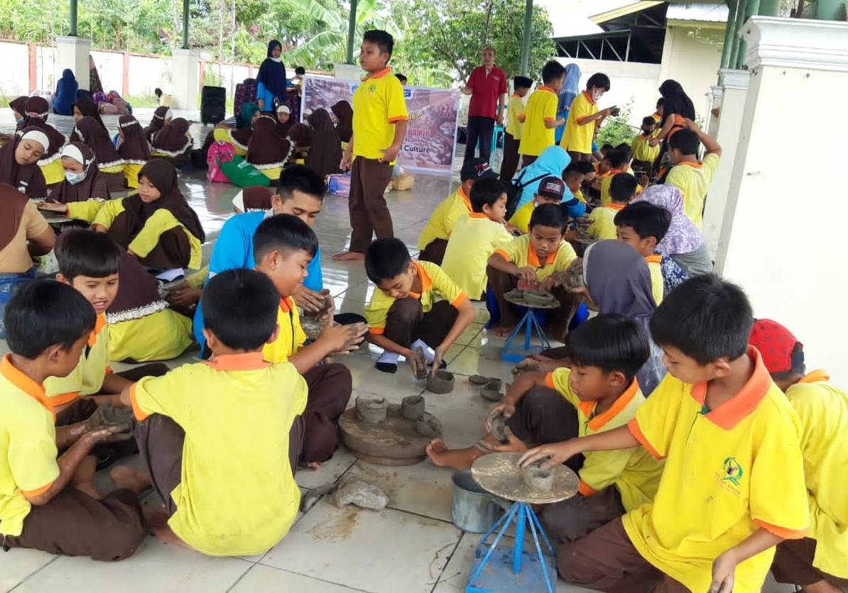 BELAJAR MEMBUAT GERABAH: Anak-anak dari SDIT Nurul Fikri Selong Lotim saat belajar membuat gerabah di Desa Penujak, Kecamatan Praya Barat, Loteng, Selasa (18/10). (Dedi/Lombok Post)