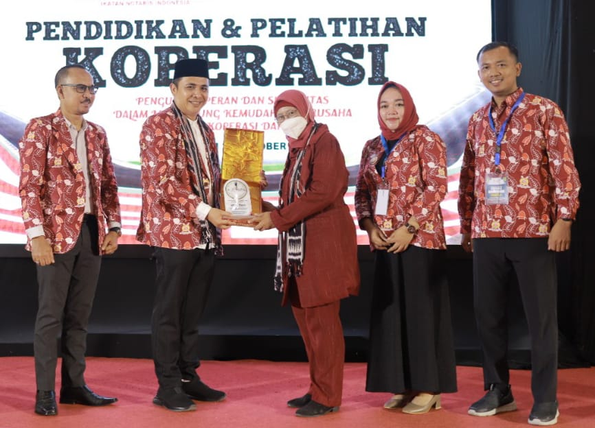 CENDERAMATA: Ketua Pengwil INI NTB Hamzan Wahyudi (dua dari kanan) saat memberikan cenderamata saat pendidikan dan pelatihan koperasi di Kota Mataram, Jumat (28/10). (Dedi/Lombok Post)
