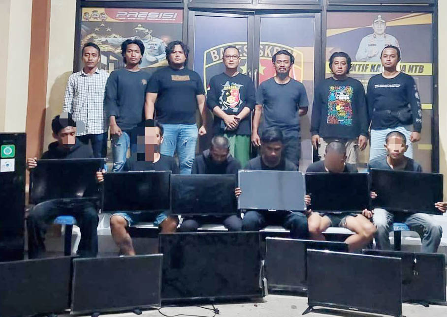 DIGULUNG: Kawanan pembobol toko elektronik diamankan bersama barang bukti di Polres Bima Kota, Rabu (19/10). (Foto: Istimewa)
